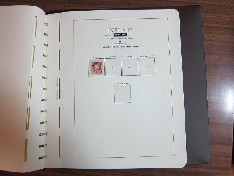 0015 (64).jpg -     Lote:    15      Marcofilia      Lotes Especiais       Descrição:      Portugal.   Colecção especializada de marcas numéricas das 1.ª e 2.ª reformas em selos de 25 reis, desde D. Maria II até D. Luís I, de frente. Lote a ver.        Lote       Valor Base:     &euro; 1.500,00     Valor Venda:     &euro; 3.000,00     